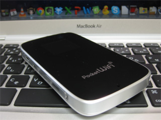 LTE端末と検証に使ったMacBook Air。