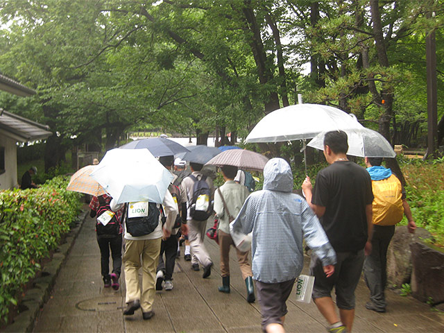 雨の中の参加者たち。