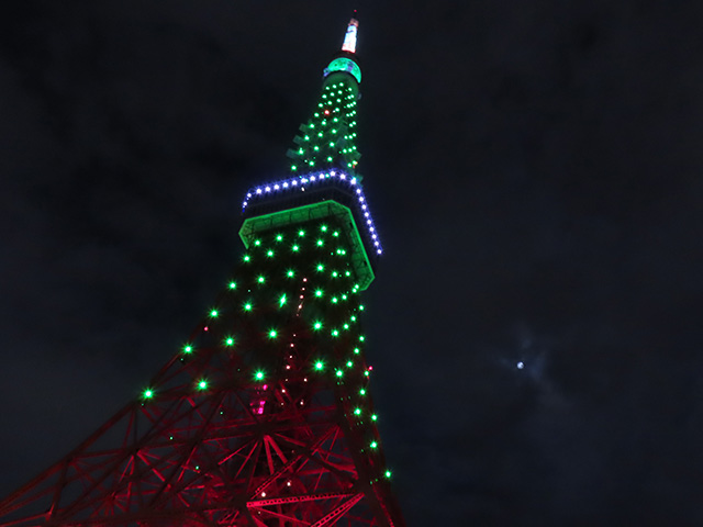 東京タワーと隠れた月