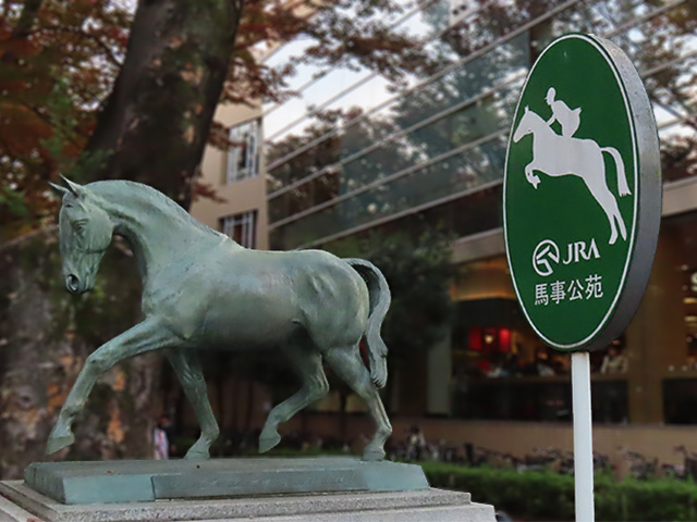 世田谷通りにある馬像